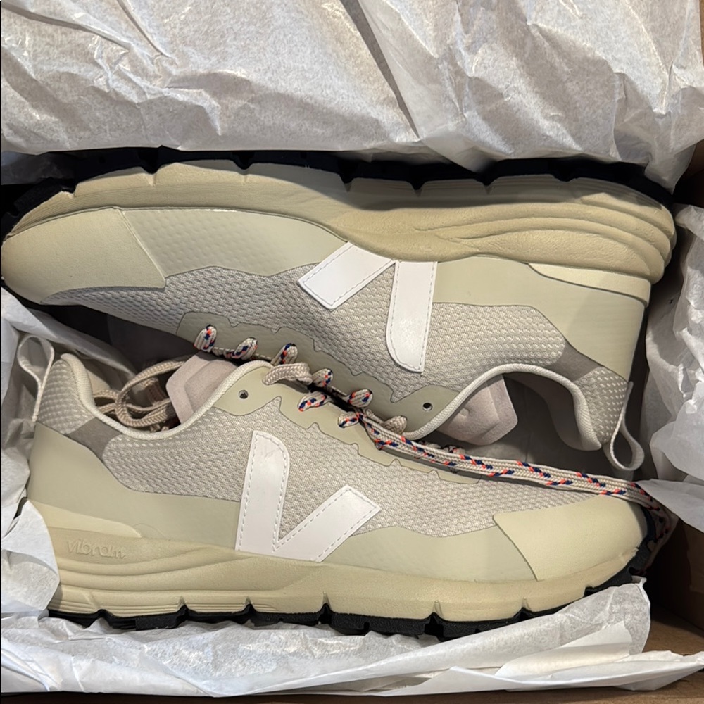 Veja Cream and White Casual Sneakers W9